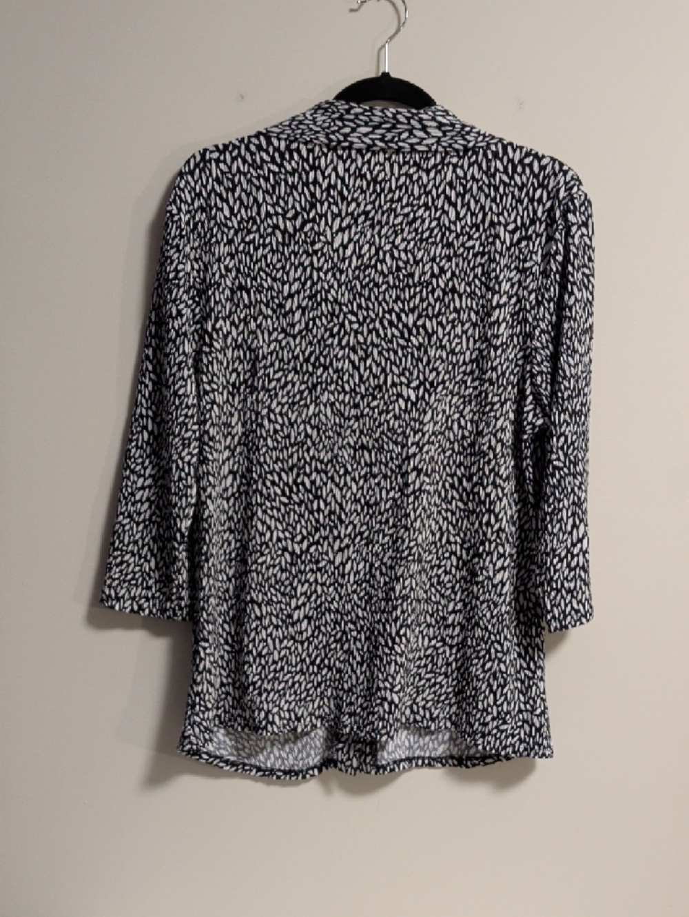 Kim & Cami. Black and White Patterned Button-Front Blouse - Picture 4 of 7